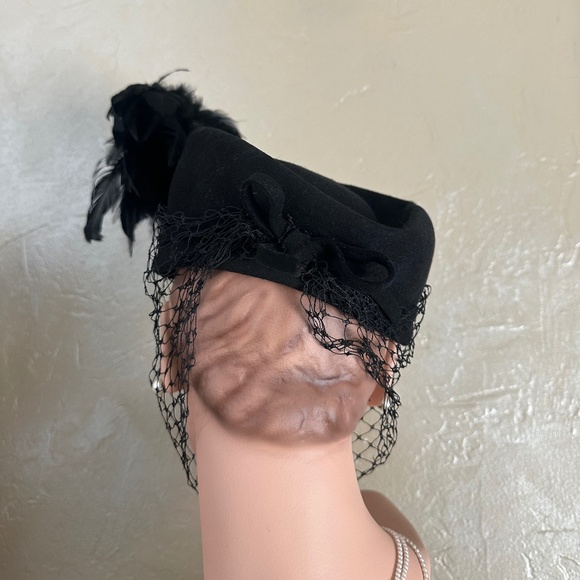 ENCHANTING 1940s\' BLACK FELT \